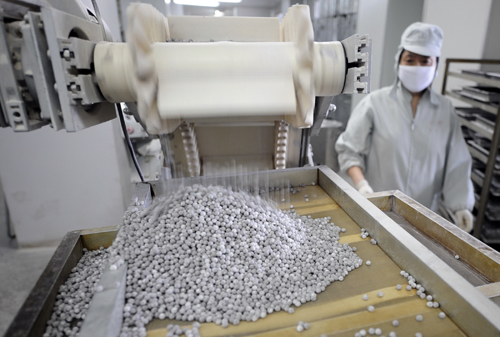 制藥皮帶輸送機如何實現(xiàn)后道包裝體系的自動化控制