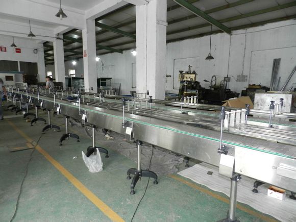 鏈板輸送機(jī)的分類、結(jié)構(gòu)與行業(yè)應(yīng)用