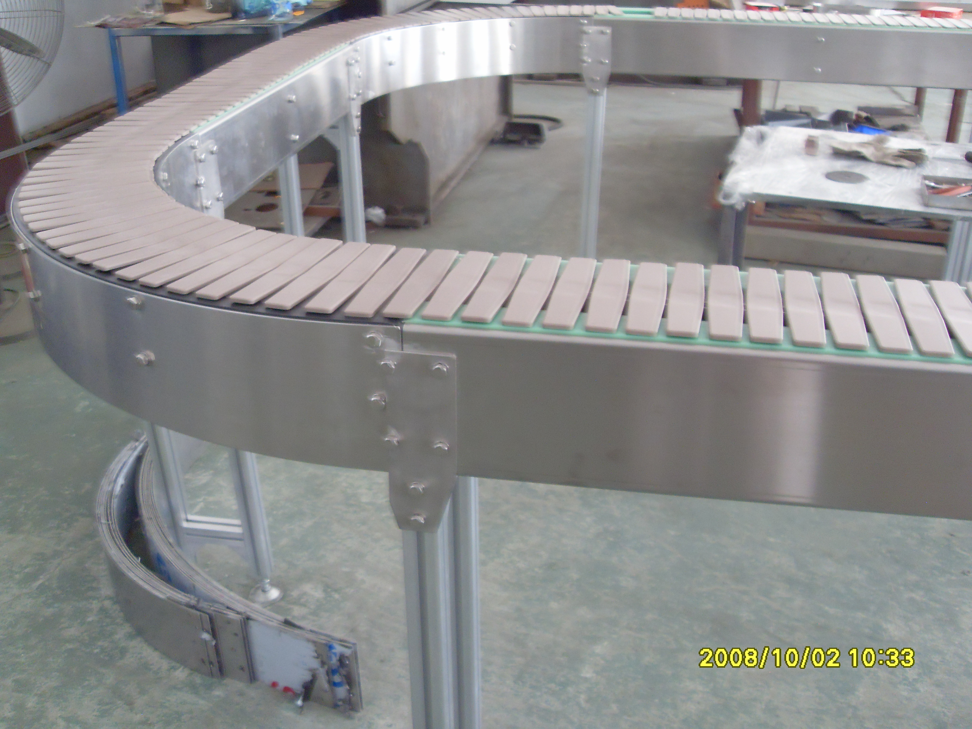 選用鏈板輸送機(jī)的注意細(xì)節(jié)分析